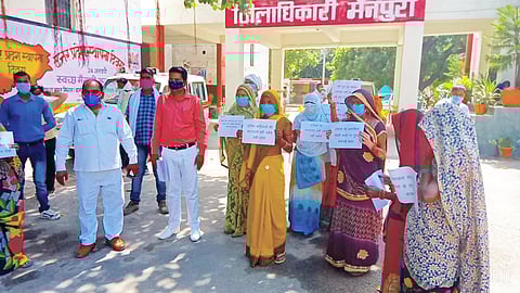 मैनपुरी में दलित महिलाओं ने बसपा जिलाध्यक्ष के नेतृत्व में जिलाधिकारी व पुलिस अधीक्षक को सौंपा ज्ञापन