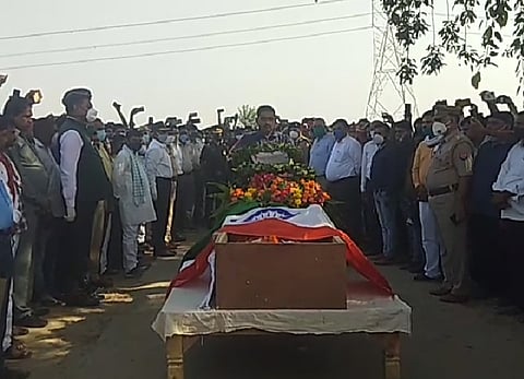 उग्रवादी हमले में शहीद हुए वीरेंद्र सिंह यादव को गार्ड ऑफ ऑनर के साथ मैनपुरी में नम आँखों से मिली विदाई