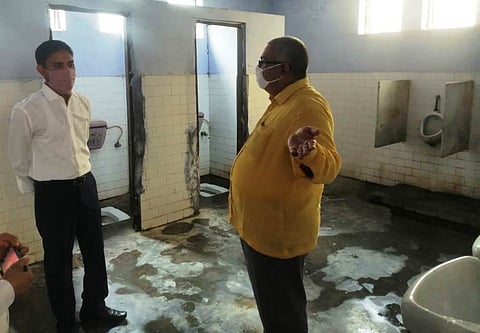 डीएम मैनपुरी ने किया विकास भवन का औचक निरीक्षण