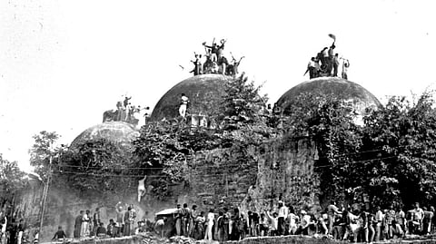 आस्था अब देश के कानून और संविधान दोनों से ऊपर !