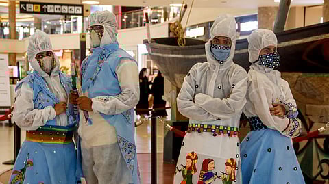 IDT के छात्रों ने बनाई 'कोविड गरबा ड्रेस'