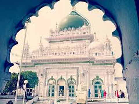 वारिस पाक : देवा शरीफ़ का वो फ़क़ीर, जिसकी है दुनिया मुरीद