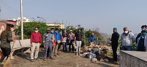 रिवर कनेरिवर कनेक्ट केम्पेन के सदस्यों ने यमुना नदी से खंडित मूर्तियां, पूजा सामिग्री एकत्रित करके तलहटी को साफ़ किया