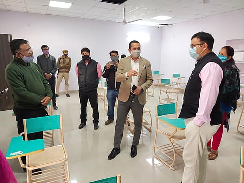Kanpur Divisional Commissioner Visits Three Smart Class Project Running City Schools
