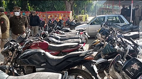 मैनपुरी पुलिस के हाथ लगी बड़ी सफलता, 69 चोरी की बाइक बरामद और चोर गिरफ़्तार