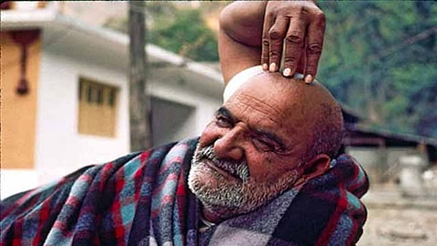 नीब करौरी बाबा की अनंत कथाएँ: अचानक पत्थर उठाने को कहा, नीचे से निकला खर्चा!