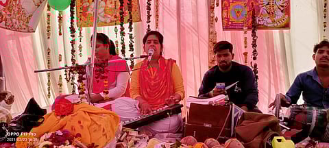 मैनपुरी के लोहिया पार्क के निकट चल रही भागवत कथा में रुकमणि विवाह के मंगल गीतों पर झूम उठे भक्त