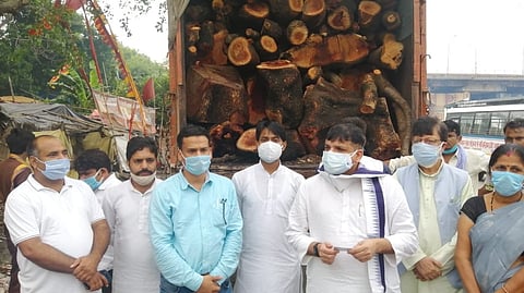 AAP Starts 'Free-Wood-For Last-Rites' Facility In Prayagraj, Sanjay Singh Donates One Lakh From Salary