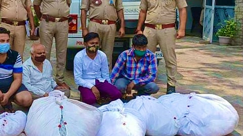 बागपत से मुर्दों के कफ़न चुराने वाले गिरोह का भंडाफोड़, सात गिरफ़्तार