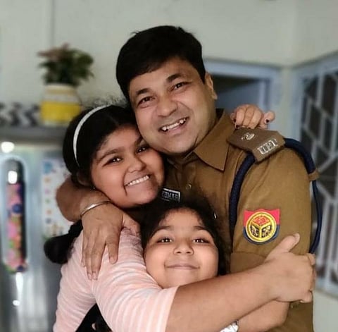 राहुल कुमार अपनी दो बेटियों के साथ