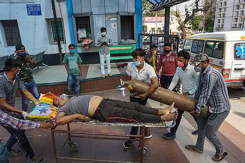 संसद में दिए गए जवाब से आश्चर्यचकित और आहत हैं आक्सीजन की कमी से अपनों को खोने वाले परिवार