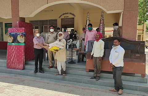 मैनपुरी उपजिलाधिकारी रतन वर्मा ने किया सराहनीय कार्य, परेशान परिवार की बेटी की शादी के लिए भेंट किया सामान