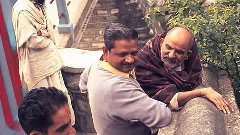 नीब करौरी बाबा की अनंत कथाएँ: महाराज जी का विचार और हनुमान जी स्वयं धम्म से कूद कर छत को फाड़ते हुए नीचे आ गये