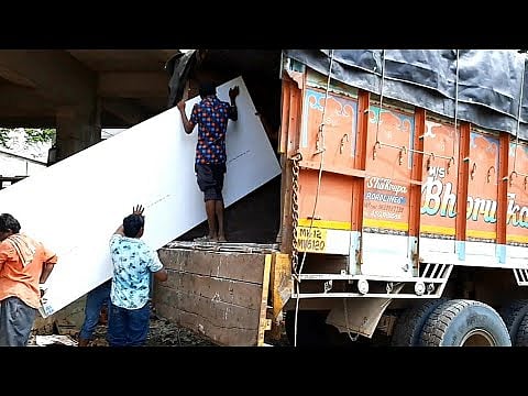 प्रयागराज में मार्बल को ट्रक से अनलोड करते वक्त हुआ हादसा, तीन मजदूर गम्भीर रूप से घायल