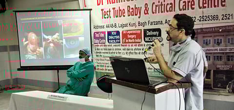 आगरा में सिजेरियन से पेट से निकाली गयी पौने दो किलो की रसौली