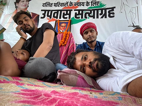 पलिया में दलित पीड़ितों के न्याय के लिए कांग्रेसियों उपवास का दूसरा दिन