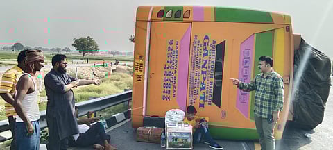 मैनपुरी में सड़क हादसा: आगरा-लखनऊ एक्सप्रेसवे पर डिवाइडर से टकराकर पलटी बस, 50 यात्री घायल