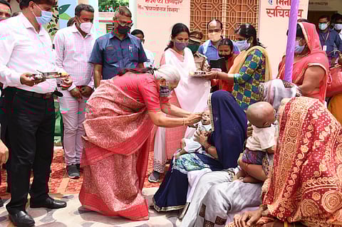 राज्यपाल आनंदीबेन पटेल ने वाराणसी में गोद भराई तथा अन्नप्रासन कार्यक्रमों में सहभाग किया