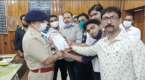 मैनपुरी में पत्रकार पर हुए जानलेवा हमले व लूटपाट से पत्रकारों में आक्रोश, अभियुक्तों की गिरफ़्तारी की माँग