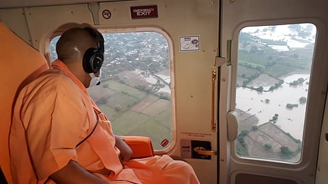 मुख्यमंत्री योगी आदित्यनाथ ने इटावा में किया बाढ़ प्रभावित क्षेत्र का हवाई सर्वेक्षण, जनता को बांटी राहत सामग्री