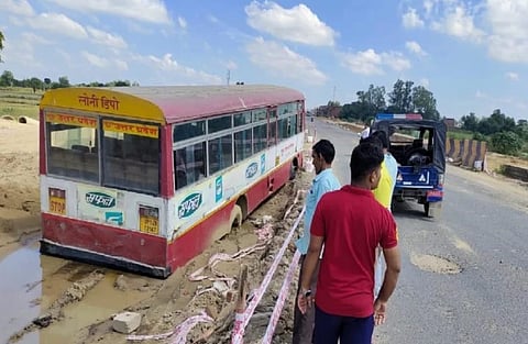 अजब ग़ज़ब दुस्साहस: मैनपुरी के बेवर बस स्टैंड से रोडवेज की बस चोरी, कीचड़ में फंसने पर छोड़कर भागा चोर
