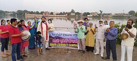 आगरा में घंटे, शंख और थाली बजाकर व्यक्त की यमुना मैया की व्यथा