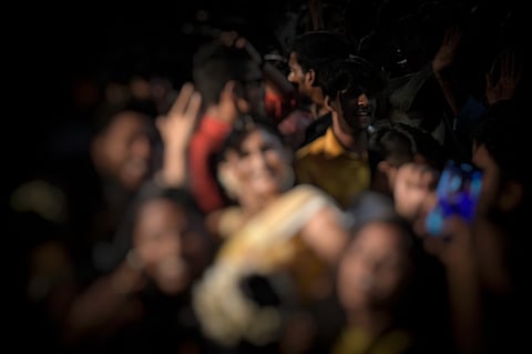 सोशल मीडिया पर महाकाल मंदिर में फिल्मी गाने पर नाचती हुई महिला का वीडियो वायरल, पुजारियों ने जताई आपत्ति