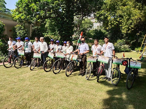 काशी हिंदू विश्वविद्यालय से आरंभ आजादी का अमृत महोत्सव साइकिल यात्रा के सदस्यों का कानपुर आगमन पर भव्य स्वागत