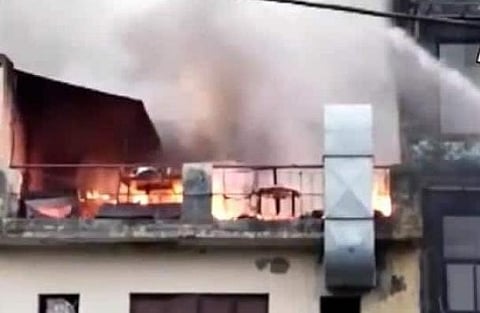 نوئیڈا سیکٹر -10 میں کار کی سیٹ کور بنانے والی فیکٹری میں زبردست آگ