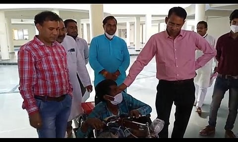 बाइसिकल ना मिलने से दुखी विकलांग युवक ने मीडिया को बताई अपनी आपबीती, कलेक्टर ने पूरी की इच्छा