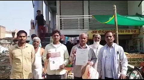 जमीन के कागजात होने के बावजूद भी प्रशासन के जिम्मेदार अधिकारी नहीं दे रहे फरियादी का साथ