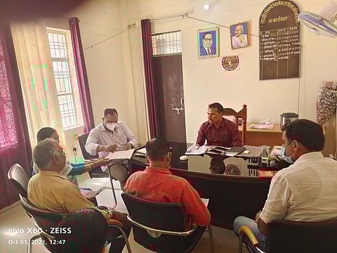 किशनी तहसील पर संचारी रोगों पर नियंत्रण के लिये बैठक करते एसडीएम अनूप कुमार