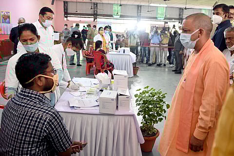 मुख्यमंत्री ने सरस्वती शिशु मन्दिर, निराला नगर में संचालित कोविड वैक्सीनेशन सेन्टर का निरीक्षण किया