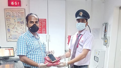 Lucknow Metro Returned Rs 54,643 Cash, 14 Phones, 28 ATM Cards And One Laptop Left By Passengers In Past Two Months