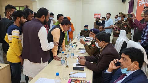 मैनपुरी के किशनी में भाजपा नेताओं से एसएसआई ने थाने में की अभद्रता, हंगामा