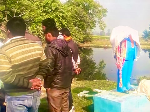 बेवर में अराजक तत्वों ने क्षतिग्रस्त की अंबेडकर प्रतिमा, लोगों में आक्रोश