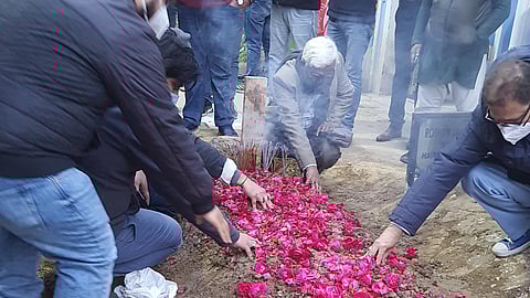 Amid Teary Eyes And Heavy Hearts Journalist Kamal Khan Laid To Rest