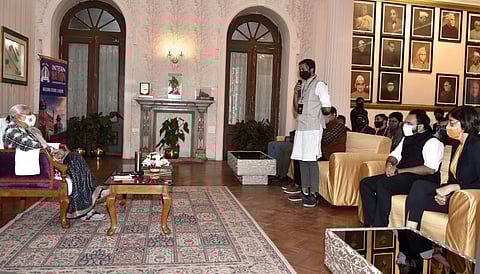 राज्यपाल ने आज छात्र संसद से जुड़कर देश भ्रमण कर रहे छात्रों से मुलाकात की