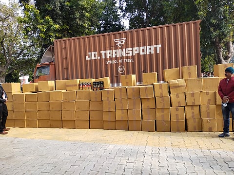 चुनाव में खपत के लिए जा रही अंग्रेजी शराब से लदा कंटेनर मैनपुरी पुलिस ने किया ज़ब्त, एक गिरफ्तार