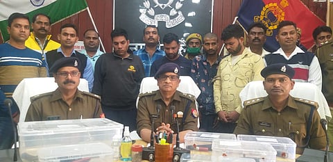 मैनपुरी में पुलिस मुठभेड़ में मोबाइल टावरों से बैटरी चोरी करने वाले गैंग का पर्दाफाश