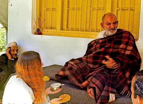 नीब करौरी बाबा की अनंत कथाएँ: महाराज जी के पैर की मालिश, उनका कान में मंत्र फुसफुसाना और…