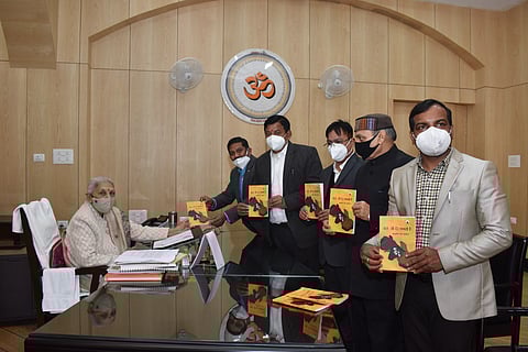 राज्यपाल ने आशुतोष चंद्र पाण्डेय की पुस्तक ‘जरा सी देर लगती है’ का विमोचन किया