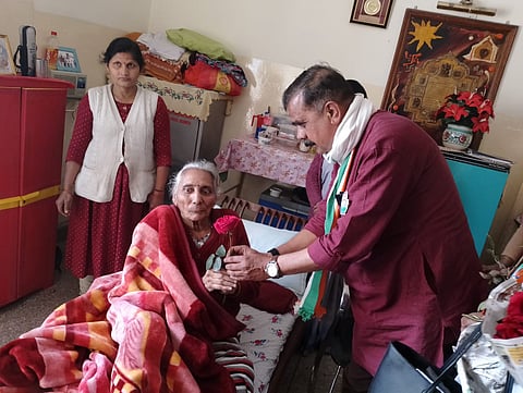 लखनऊ पूर्व के कांग्रेस प्रत्याशी मनोज तिवारी ने बुजुर्गों को बनाया वैलेन्टाइन, सेवा का किया वादा