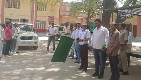 मैनपुरी में तहसीलदार ने EKYC प्रचार वाहन को हरी झंडी दिखाकर किया रवाना