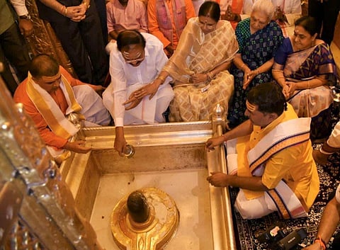Vice President Performs Pooja At Sri Kashi Vishwanath Temple