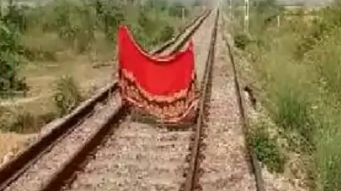 Spotting Crack In Rail Track UP Woman Undrapes Her Red Saree To Signal Danger And Saves Lives Of Hundreds