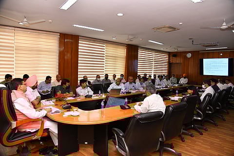 उत्तराखंड में हो रही बिजली कटौती से मुख्यमंत्री धामी नाराज़, अफ़सरों की ली क्लास