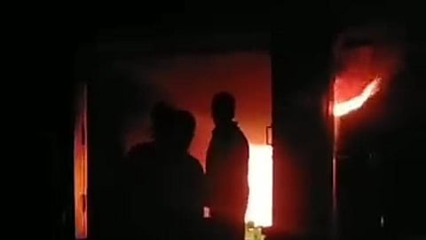 Major Fire In Mau Leaves Six Injured, Two Cops Also Hurt
