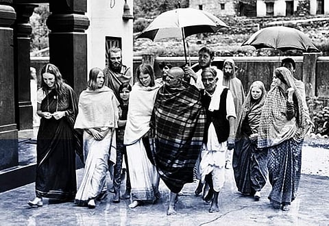 नीब करौरी बाबा की अनंत कथाएँ: जब भंडारे के लिए वनस्पति तेल भी शुद्ध घी में बदल गया!