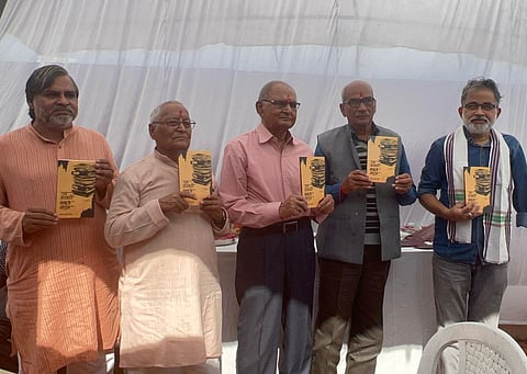 'एक सरकारी बाबू के नोट्स’ किताब का प्रयागराज में हुआ विमोचन